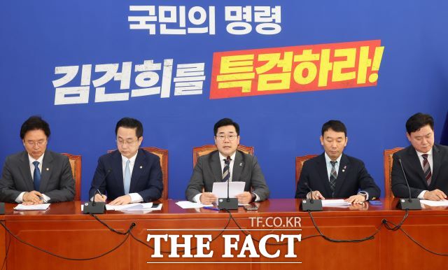 박찬대(가운데) 더불어민주당 원내대표가 3일 오전 서울 여의도 국회에서 열린 국정감사 총평 및 11월 국회 운영 관련 기자간담회에서 발언하고 있다. /뉴시스