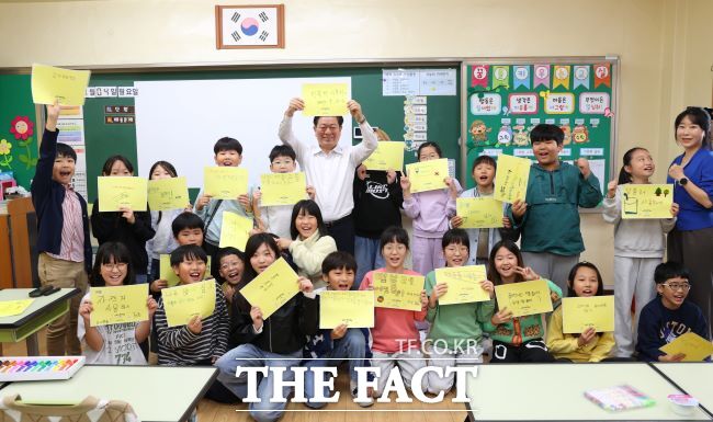 박승원 시장은 4일 광명남초등학교를 방문해 학생들과 만남을 가졌다./광명시