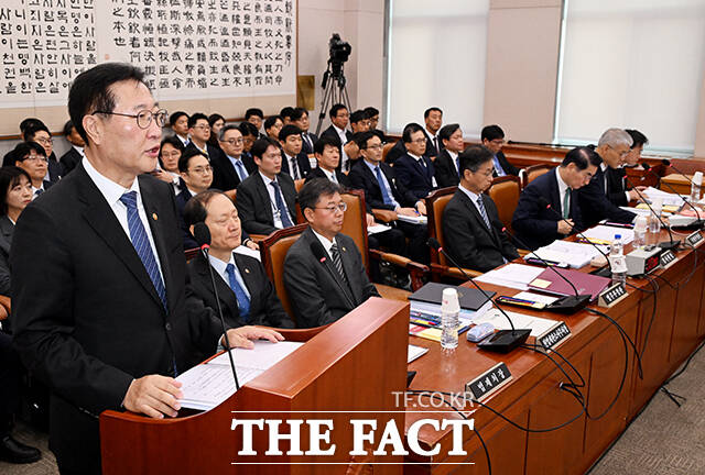 박성재 법무부 장관(왼쪽)이 4일 오후 서울 여의도 국회에서 열린 법제사법위원회 전체회의에 참석해 2025년도 예산안에 대한 제안설명을 하고 있다. /국회=배정한 기자