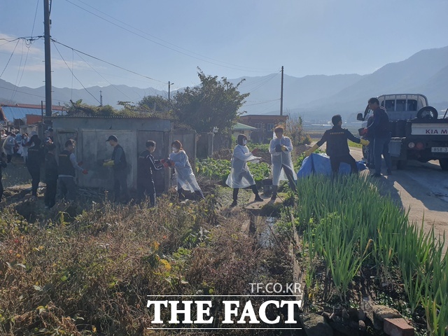 보령선한이웃(대표 박세영 목사)이 연탄은행 재개식을 갖고 관계자와 자원봉사자 등 50명이 참석한 가운데 독거 어르신 등 취약계층을 대상으로 연탄 지원 봉사에 나서고 있다. / 보령시