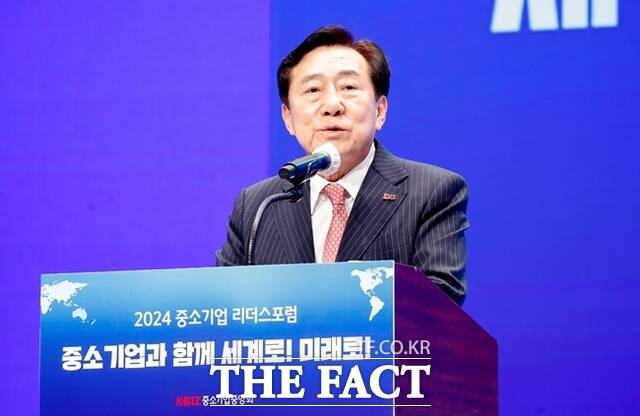 중소기업중앙회는 4일 중기중앙회 비전룸에서 제3차 中企공공조달 정책연구회를 개최했다. 김기문 중소기업중앙회장이 지난달 8일 오후 서귀포시 해비치 호텔 제주에서 열린 2024 중소기업 리더스포럼에서 개회사를 하고 있다. /뉴시스