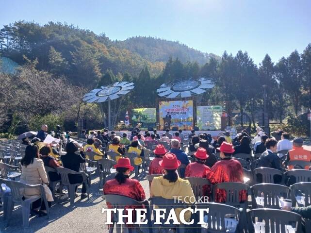 공주시 금학동 건강걷기 도토리묵 축제 장면. /공주시