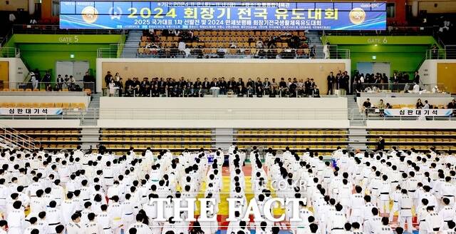 김동일 보령시장이 지난 2일 열린 ‘2024 회장기 전국 유도대회·2024 만세보령배 회장기 전국생활체육 유도대회’ 개회식에서 축사를 하고 있다. / 보령시