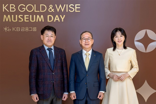 KB금융그룹이 4일 리움미술관에서 KB GOLD&WISE 뮤지엄 데이를 개최했다. (왼쪽부터) 유문형 삼성문화재단 대표이사, 양종희 KB금융그룹 회장, KB GOLD&WISE the FIRST 광고모델 이영애씨가 기념사진을 촬영하고 있다. /KB금융그룹