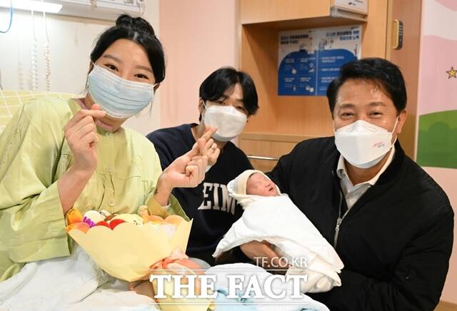 서울시가 시민들의 출산 및 육아 부담을 낮추고 아이 키우기 좋은 도시를 만들기 위해 내년부터 보따리를 더 푼다. 강북삼성병원 산부인과 병실을 찾은 오세훈 시장이 강북삼성병원의 올해 태어난 첫둥이를 안고 산모 및 배우자와 함께 기념촬영을 하고 있다. /서울시