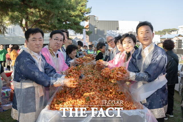 ‘2024 제4회 공주 깍두기 축제’가 공주시 반죽동 당간지주 공원에서 강관식 공주시 부시장(왼쪽)과 임달희 공주시의장(오른쪽)·시도의원, 중학동 기관·단체장, 일반시민 및 방문객 600여 명이 참여한 가운데 깍두기를 담고 있다. /공주시