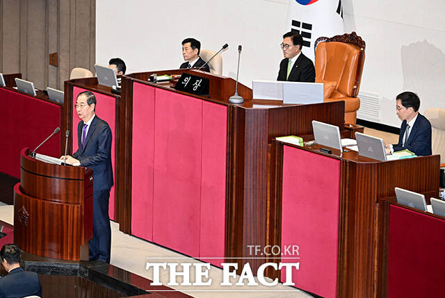 시정연설하는 한덕수 국무총리(왼쪽).