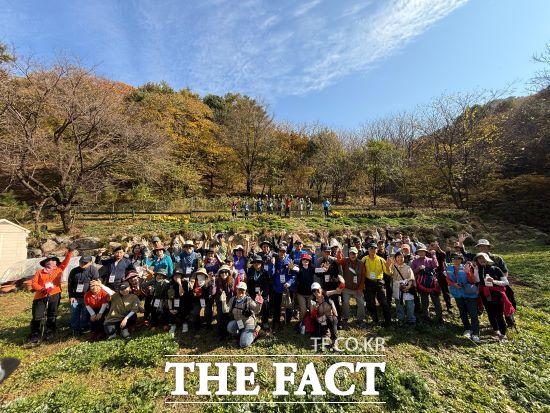 경기도와 경기관광공사(이하 공사)는 지난 2일 경기둘레길 가평 24코스 화야산 일대에서 ‘경기둘레길 숲길 걷기’ 행사를 가졌다고 4일 밝혔다./경기도