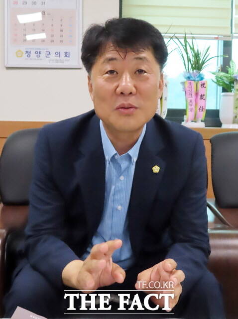 김기준 청양군의회 의장이 취임 100일을 맞아 인터뷰를 하고 있다. /김형중 기자