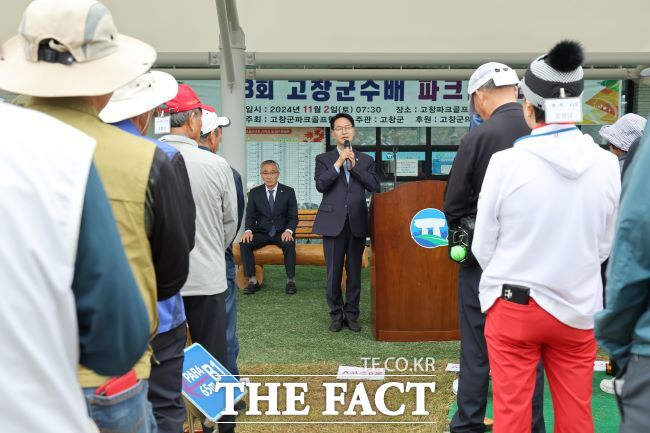 심덕섭 고창군수가 지난 2일 열린 제3회 고창군수배 파크골프대회에서 인사말을 하고 있다. /고창군