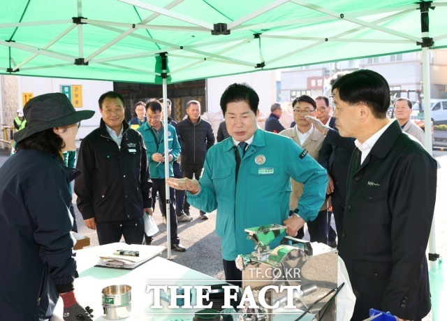 공영민 고흥군수가 4일 공공비축미 수매현장에서 매입 검사 관계자를 만나 매입 요령을 청취하고 있다./고흥군