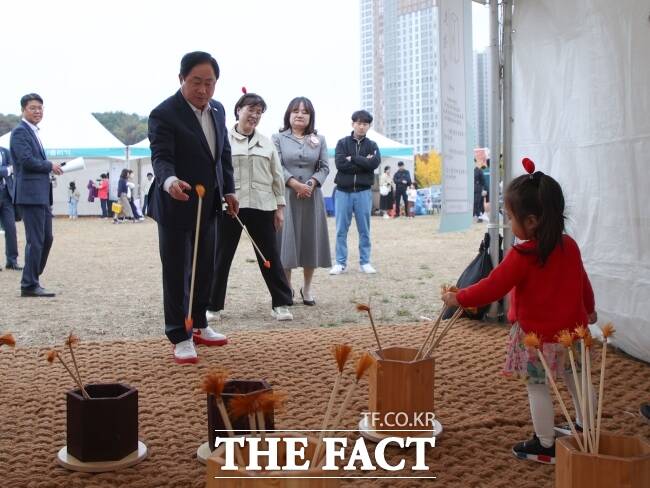 지난 1일 남양주체육문화센터에서 열린 제1회 남양주시 보육페스티벌을 찾은 주광덕 남양주시장이 아이들, 보육 교직원들과 투호놀이를 즐기고 있다./남양주시