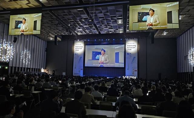 한종희 삼성전자 대표이사 부회장이 삼성 AI 포럼 2024에서 개회사를 하고 있다. /삼성전자