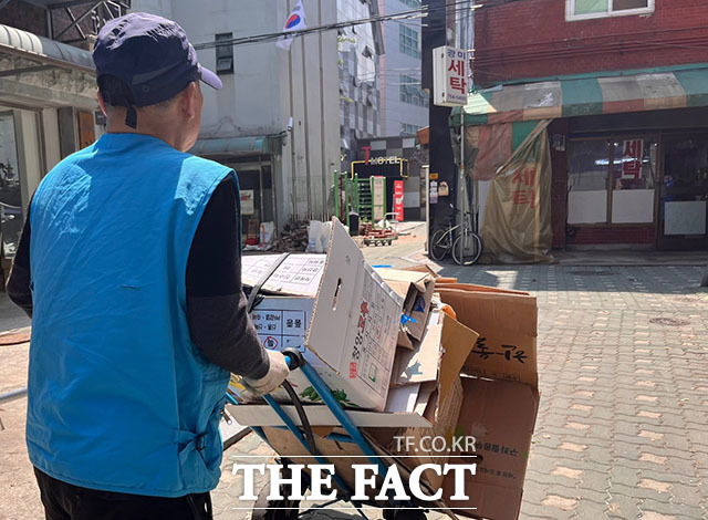 서울시가 생계를 위해 거리에서 일하는 어르신들이 더 안전하게 일할 수 있는 환경을 조성한다. /더팩트 DB