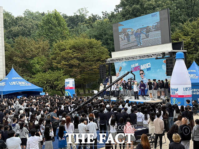 동아오츠카 나랑드사이다가 지난달 7일 한림예술고등학교에서 댄스 크루 Hook과 스쿨어택을 진행하고 있다. /동아오츠카