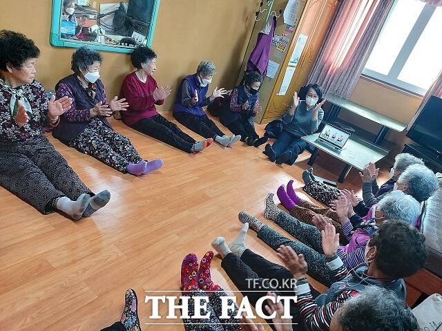 무주군이 12월까지 3차에 걸쳐 진행 중인 청춘 치매예방교실 운영을 마무리한다. /무주군