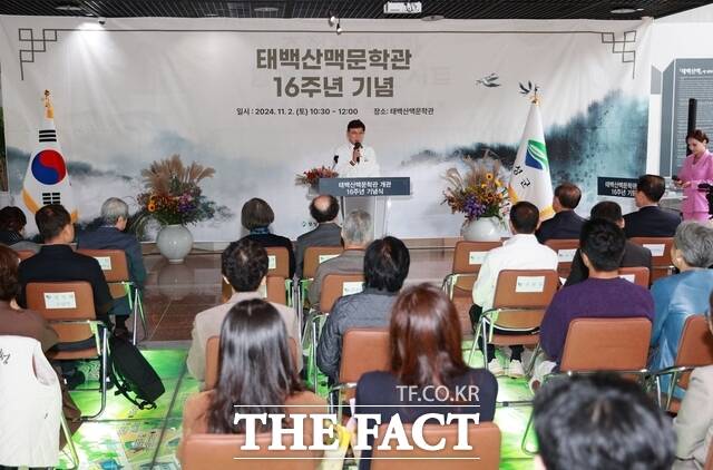 김철우 보성군수가 지난 2일 태백산맥 문학관 개관 16주년 기념 행사에 참석해 기념사를 하고 있다./보성군