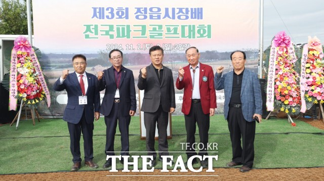 전국의 파크골프 동호인들이 한자리에 모여 화합과 경쟁을 펼친 축제의 장으로, 정읍뿐 아니라 서울, 부산 등 전국 각지에서 온 600여 명의 참가자들이 열띤 경쟁을 펼치며 파크골프의 묘미를 만끽했다./정읍시