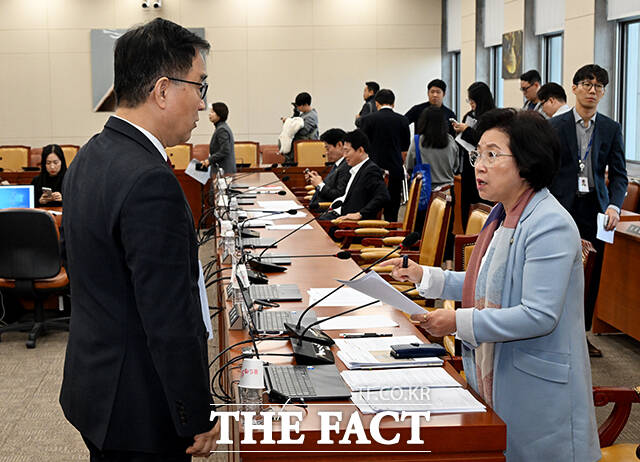 언쟁 벌이는 최형두 과방위 여당 간사(왼쪽)와 김현 야당 간사.