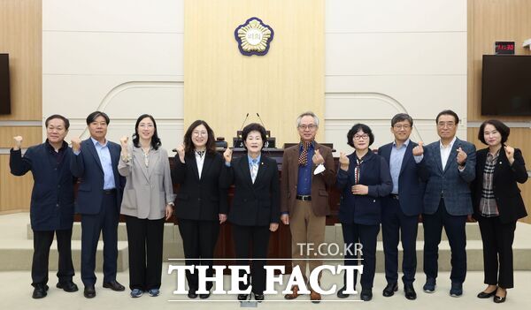 오관영 대전 동구의회 의장이 김현채 대동종합사회복지관장을 비롯한 8개소 복지관장들이 참석한 가운데 간담회를 열었다. / 대전 동구의회