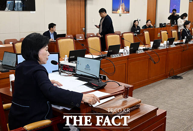 퇴장한 국민의힘, 안건 상정하는 최민희 과방위원장.