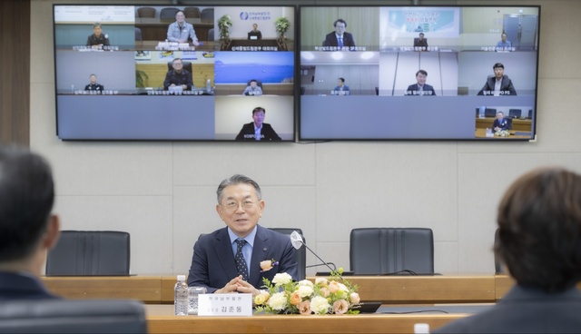 김준동 한국남부발전 제10대 신임 사장이 지난 4일 부산국제금융센터(BIFC) 본사에서 열린 온라인 취임식에서 경영철학을 밝히고 있다. /한국남부발전