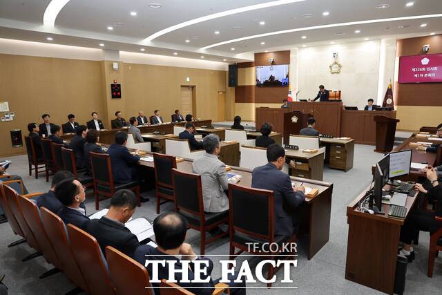 서천군의회(의장 김경제)가 4일 임시회 본회의를 개회하고 있다. / 서천군의회