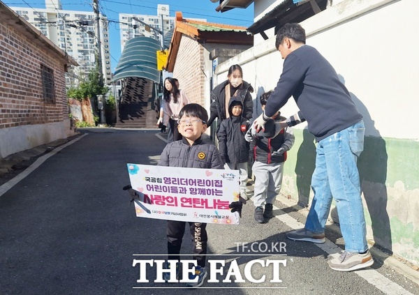 영리더어린이집 원아들이 대전봉사체험교실 회원들과 함께 고사리손으로 힘을 보태며 대전 서구의 보훈가족을 대상으로 연탄 300장을 나누는 봉사활동을 펼치고 있다. / 선치영 기자