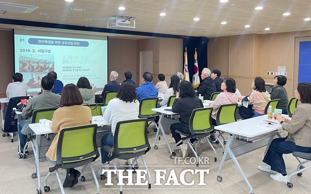 5일 경남 김해시 공무원 및 민간종사자 20명이 청양군을 방문하고 밴치마킹을 하고 있다. /청양군