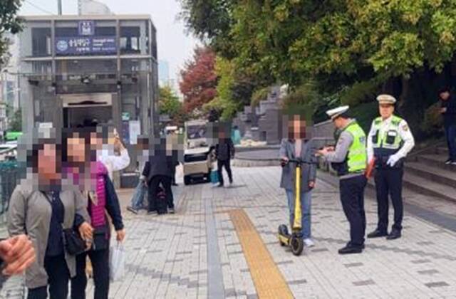 경찰이 지난 1일 숭실대학교 앞에서 불법 전동킥보드 운전에 대한 단속 중이다. /서울시