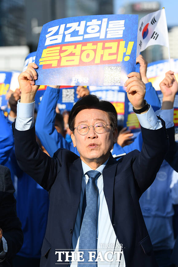 민주당 지도부는 탄핵이나 개헌에는 언급을 삼가고 있다. 이재명 더불어민주당 대표가 지난 2일 오후 서울 중구 서울역 일대에서 열린 김건희 윤석열 국정농단 규탄·특검 촉구 국민행동의날에서 피켓을 들고 있다. /장윤석 기자