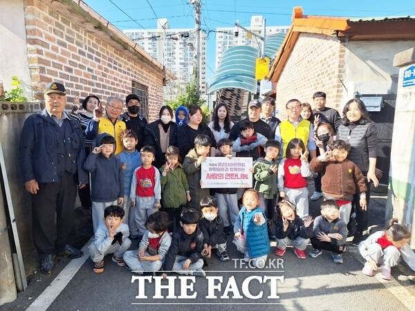 영리더어린이집이 대전봉사체험교실과 함께 대전 서구의 보훈가족을 대상으로 연탄 300장을 나누는 봉사활동을 펼치고 있는 모습. / 선치영 기자