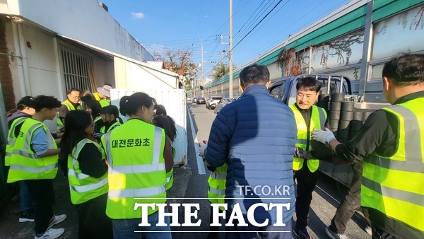 지난 5일 문화2동에서 진행된 참말봉사단 및 대전문화초등학교 연탄나눔 봉사활동 모습. / 대전 중구