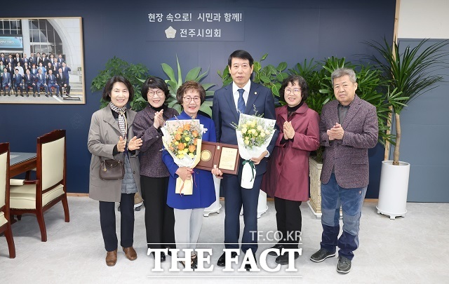 전북도시군의회의장협의회(협의회장 남관우)가 제12회 지방자치의 날을 기념해 장수마을 주민한마당축제위원회 김영숙 위원장에게 표창을 수여했다. /전주시의회