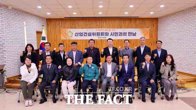 5일 당진시의회 산업건설위 당진낙농축협과의 간담회 개최 장면. /당진시의회