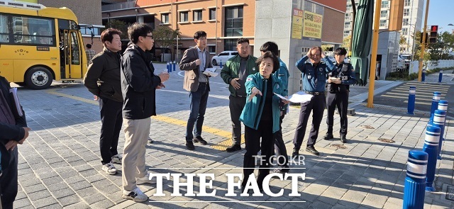 이순덕 완주군의회 운영위원장이 삼례동초 학교운영위원들과 간담회를 통해 도출된 6건의 민원사항 해소를 위해 관련 부서 및 경찰 등과 함께 삼봉지구를 찾았다. /완주군의회