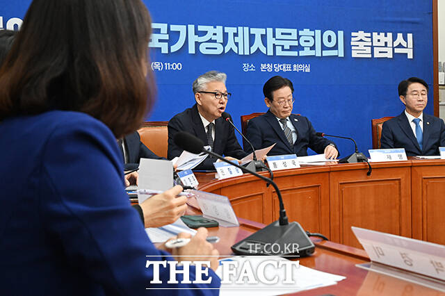 인사말 하는 홍성국 더불어민주당 국가경제자문회의 의장(왼쪽).