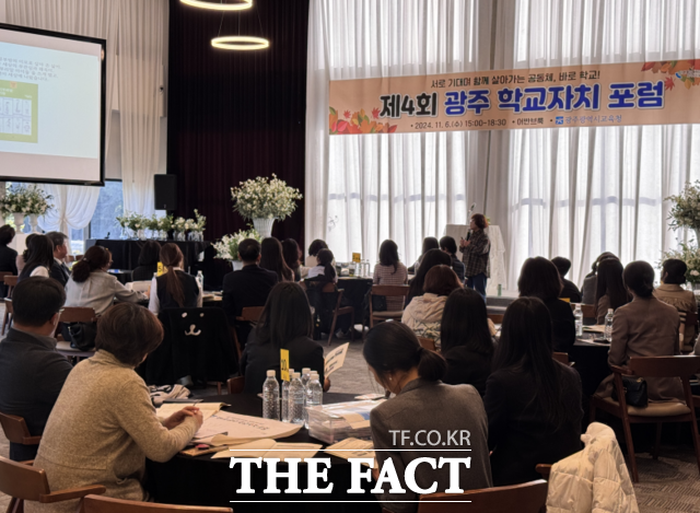 지난 6일 남구 어반브룩에서 열린 ‘제4회 광주 학교자치 포럼’에 참석한 학생·학부모·교직원 등 80여 명이 포럼 시작 전 ‘괭이부리말 아이들’의 저자 김중미 작가의 기조강연을 듣고 있다./ 광주시교육청