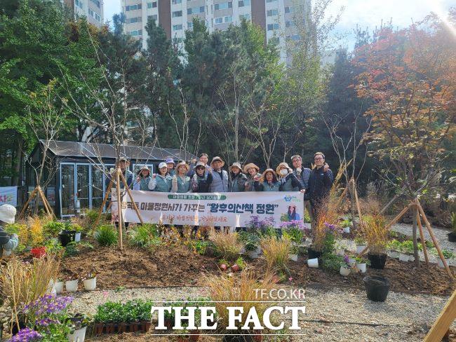 장곡동에 조성한 ‘왕후의 산책 정원’과 주민들 모습./시흥시