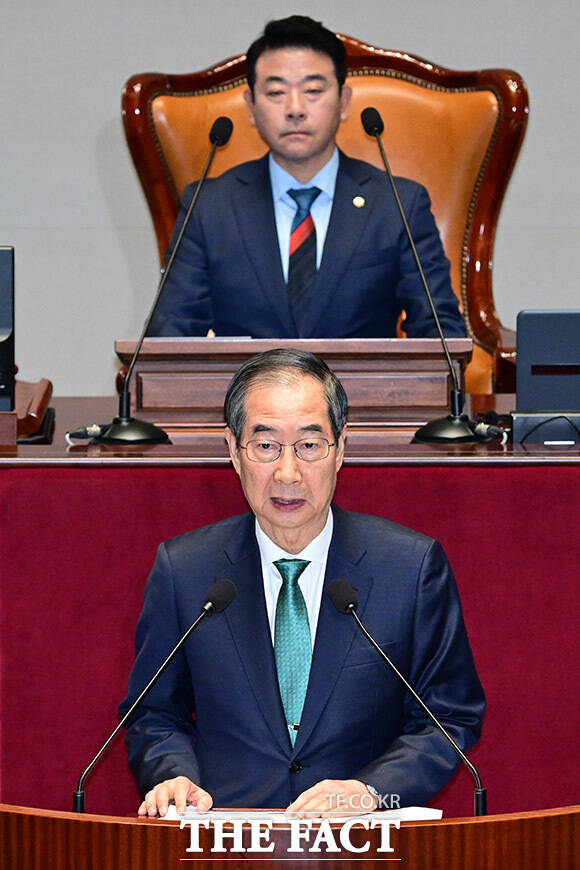 한덕수 국무총리가 7일 오전 서울 여의도 국회에서 열린 예산결산특별위원회 전체회의에 참석해 인사말을 하고 있다. 위는 박정 예산결산특별위원회 위원장. /국회=남윤호 기자