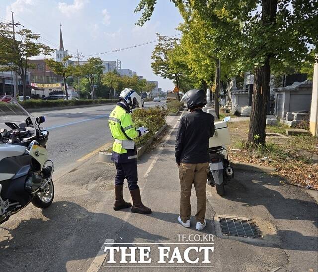 전북경찰청은 지난 10월 7일부터 11월 1일까지 4주간 도심지의 배달 이륜차 및 농어촌 지역 고령자 이륜차의 교통 법규 위반 행위에 대해 집중단속을 펼쳐 이륜차 및 개인형 이동장치 사망사고 제로(0)를 달성하는 성과를 거뒀다. /전북경찰청