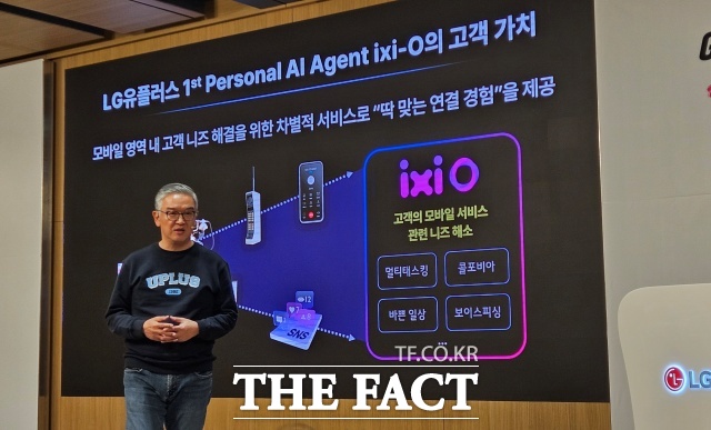 정수헌 컨슈머부문장 부사장이 자체 개발한 인공지능(AI) 통화 서비스 익시오(ixi-O)를 소개하고 있다. /서다빈 기자