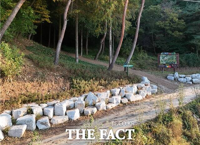 익산시가 가을 산행철을 맞아 미륵산과 함라산, 천호산의 등산로 경관 정비사업을 완료했다./익산시