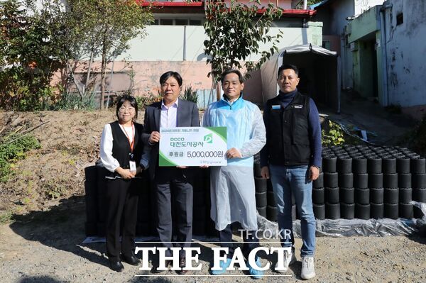 대전도시공사가 지역 독거 어르신 가정에 연탄･화재 대비 물품･김장비용 후원 등 혹한기 대비 기부와 봉사활동을 진행했다. 사진 왼쪽부터 동구 정다운어르신복지관 박선영 팀장, 윤경환 관장, 대전도시공사 정국영 사장, 조성민 노조위원장. / 대전도시공사