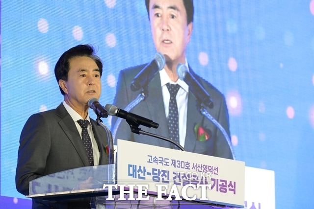 김태흠 충남도지사가 7일 대호방조제 인근에서 열린 대산-당진 고속도로 기공식에 참석해 축사를 하고 있다. /충남도