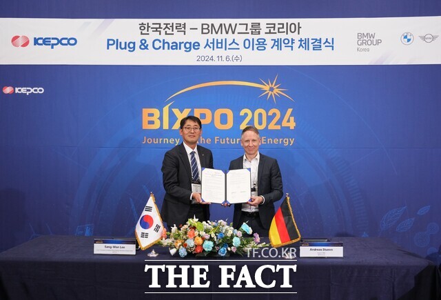 이상원 한전 에너지신사업처장(사진 왼쪽)과 안드레이스 스톰 BMW코리아 R&D 센터장이 ‘PnC 서비스 제공 및 이용에 관한 계약’을 체결한 후 기념 촬영을 하고 있다./한국전력공사