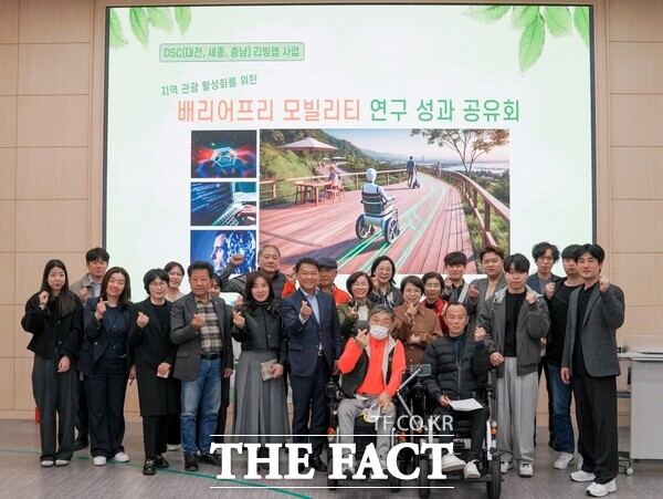 7일 백석대학교 관계자가 교내 본부동 106호에서 더함협동조합(대표 김남현)과 공동연구를 진행한 ‘AI 기반 자율주행 휠체어와 AR 관광 안내 애플리케이션’ 연구 성과 공유회를 개최한 후 기념사진을 찍고 있다./백석대