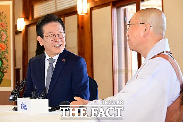 이 대표는 최근 시민사회 각계각층을 만나는 등 거침없는 민생 행보를 보이고 있다. 지난 6일 국회에서 법륜 스님과 대화하는 모습. /남윤호 기자