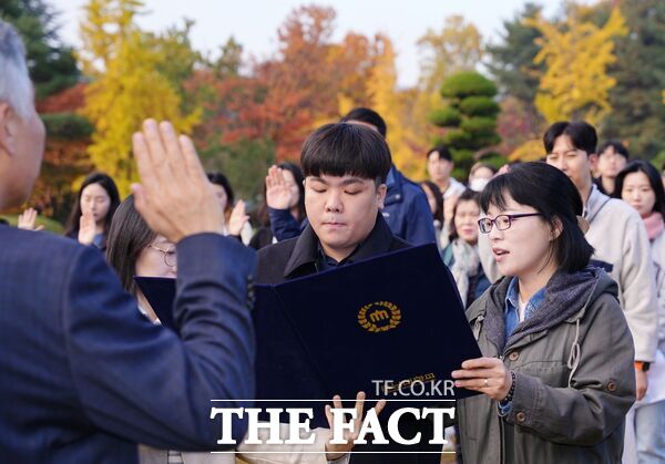 충남대학교가 민윤기 교학부총장과 교직원 100여 명이 참석한 가운데 반부패·청렴 결의대회를 진행하고 있다. 학생 대표가 청렴선서를 하고 있는 모습. / 충남대학교