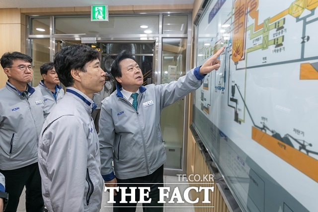 강기윤 한국남동발전 신임 사장(오른쪽)이 삼천포 발전본부에서 현장경영을 펼치고 있다./한국남동발전